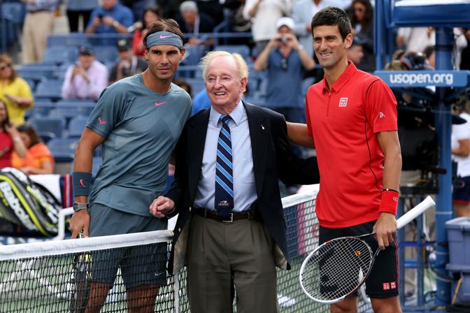 Rafa Nadal e Novak Djokovic con la leggenda Rod Laver. Ecco i protagonisti della finale maschile agli Us Open. Afp